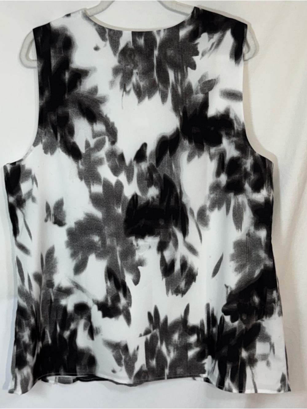 Banana Republic XL Tank Black & White  Pleated V Neck Sleeveless Blouse Lined - Picture 3 of 11